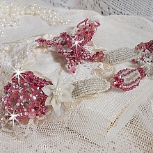 Collier Rose des Sables brod&eacute; avec des rocailles roses, blanc nacr&eacute; et des cristaux de Swarovski